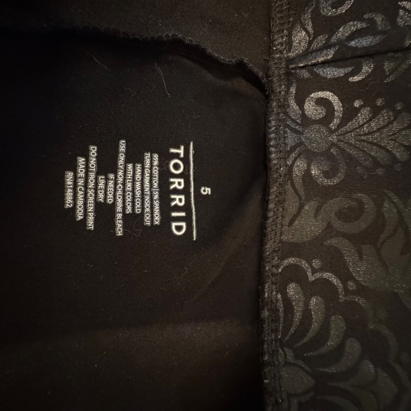 Torrid Foiled Damask Leggings / Ponte Pants – Black (Goth Baroque) - Picture 5 of 5